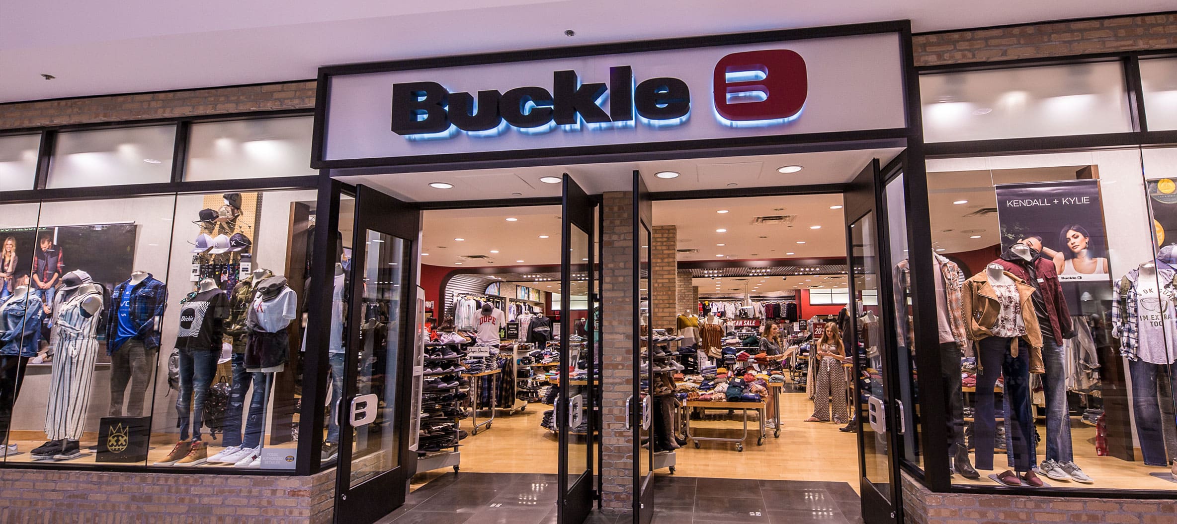 Buckle Fashion Forward: Discover the Latest Trends in Men’s Clothing and Shoes
